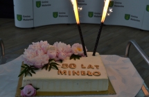 tort z dwoma racami i napisem 50 lat minelo