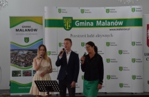 troje solistow spiewa piosenke