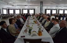 Grupa starszych osob siedzaca przy stole (2)