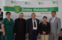 Grupa starszych osob pozuje (2)