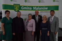 Grupa starszych osob pozuje