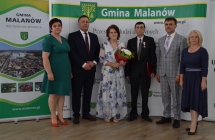 grupa osob pozuje na tle scianki z napisem gmina malanow (28)