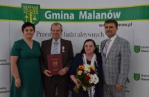 grupa osob pozuje na tle scianki z napisem gmina malanow (30)