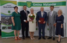 grupa osob pozuje na tle scianki z napisem gmina malanow (23)