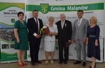 grupa osob pozuje na tle scianki z napisem gmina malanow (19)