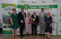grupa osob pozuje na tle scianki z napisem gmina malanow (18)