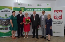 grupa osob pozuje na tle scianki z napisem gmina malanow (17)