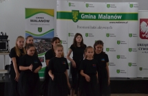 grupa dziewczynek w ciemnych strojach