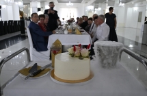 tort w tle siedzacy goscie