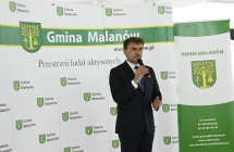 mycyzyna w ciemnzm garniturye y mikrofonem